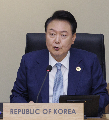 윤석열 대통령이 4일 2024 한-아프리카 정상회의장에서 열린 한-아프리카 정상회의 개회식에 참석해 개회사를 하고 있다.